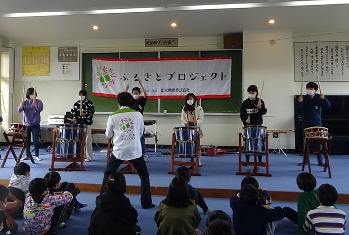 和太鼓の演奏体験の様子