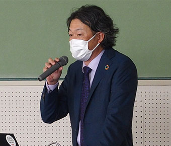 講演中の三品所長