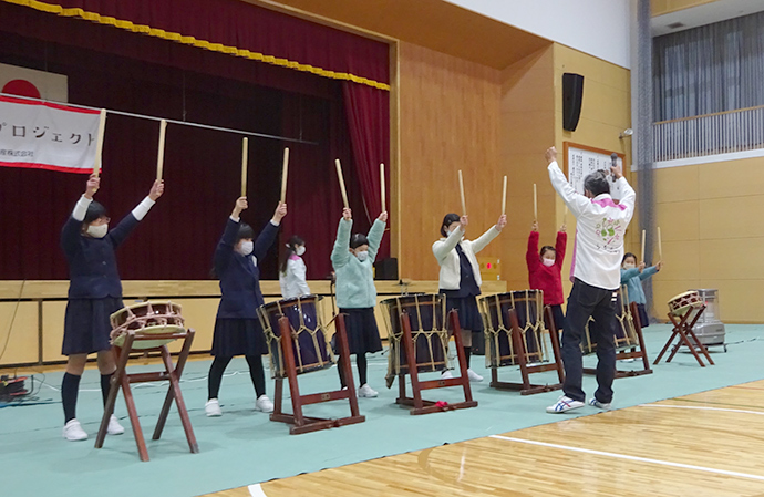 和太鼓の演奏体験の様子