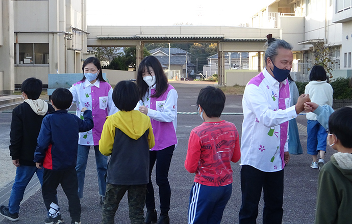 Greeting with a Japanese instrument player with a touch