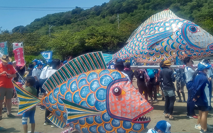 形はタマン、色彩はマクブを模した巨大な魚の神輿を担いで島を練り歩き、東の浜に移動します