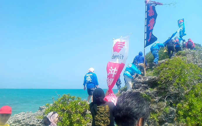 岩の頂上でニライカナイの神がいるとされる東の海に祈りを捧げます