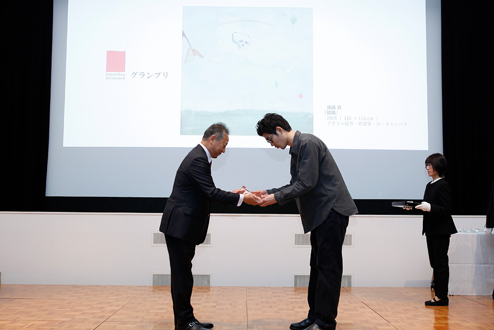 President Sakai presents the trophy to Grand Prize winner Endo