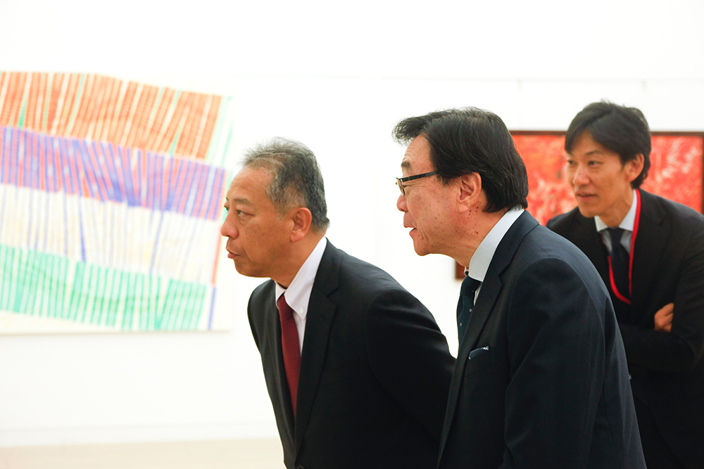 Chairman Kido and President Sakai looking at the artwork