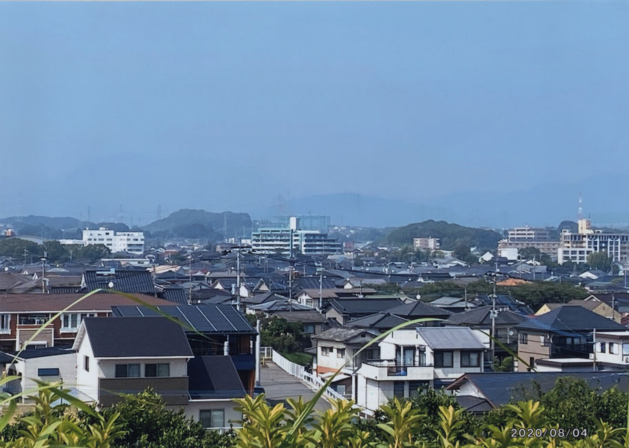 大気汚染でかすむ山々