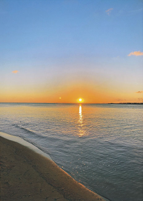 夕日と砂浜