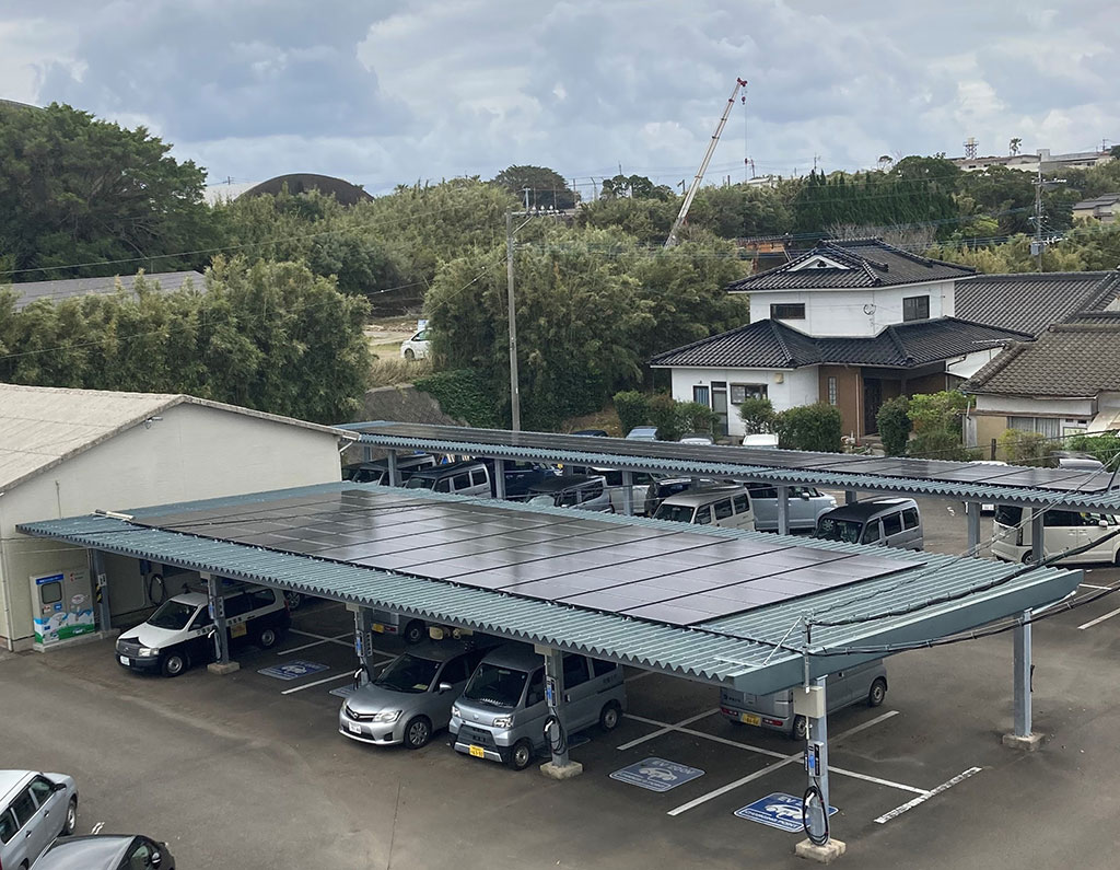 南種子町役場に設置された屋根置き太陽光パネル（オンサイトPPA）