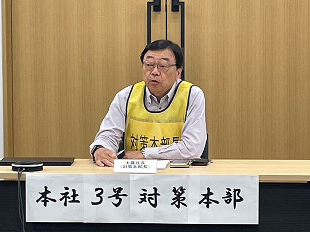 対策本部で指揮をとる木藤社長