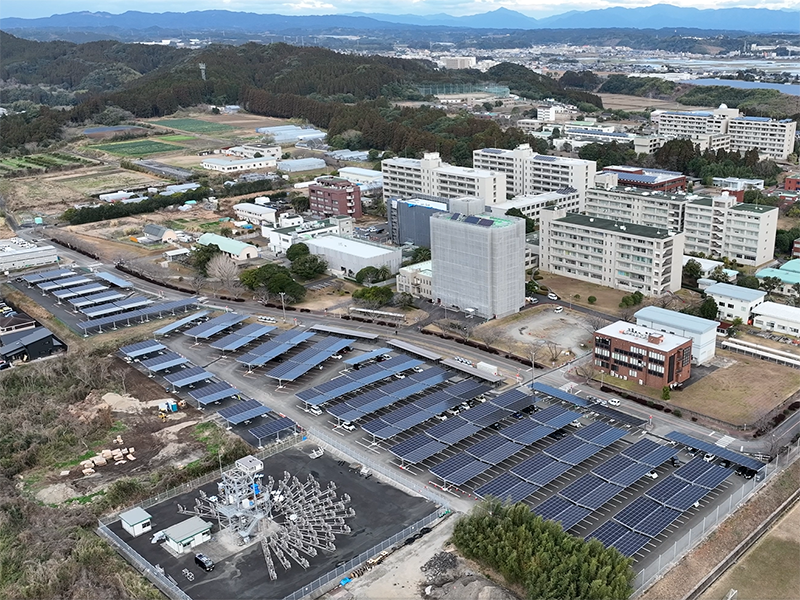 ソーラーカーポートを設置した宮崎大学木花キャンパス