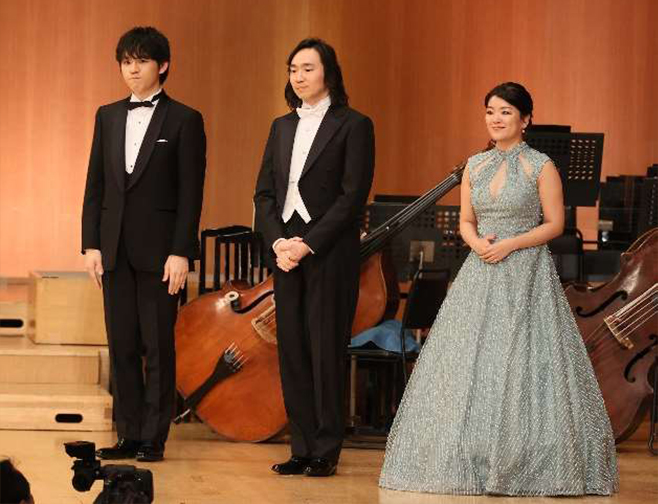 受賞者の3名(左から亀井 聖矢氏、阪田 知樹氏、森野 美咲氏)