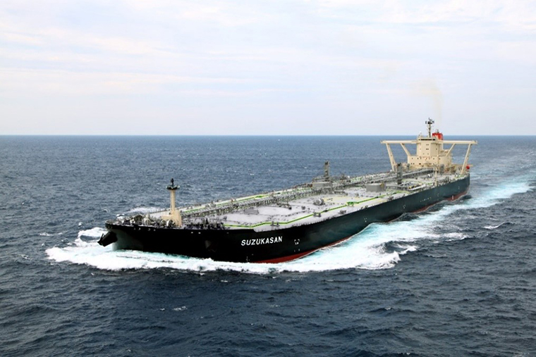 【使用済みプラスチックの回収を行う大型原油タンカー（VLCC）「SUZUKASAN」】