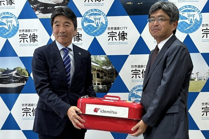 再生油寄贈（左：宗像市河野副市長　右：出光大江九州支店長）