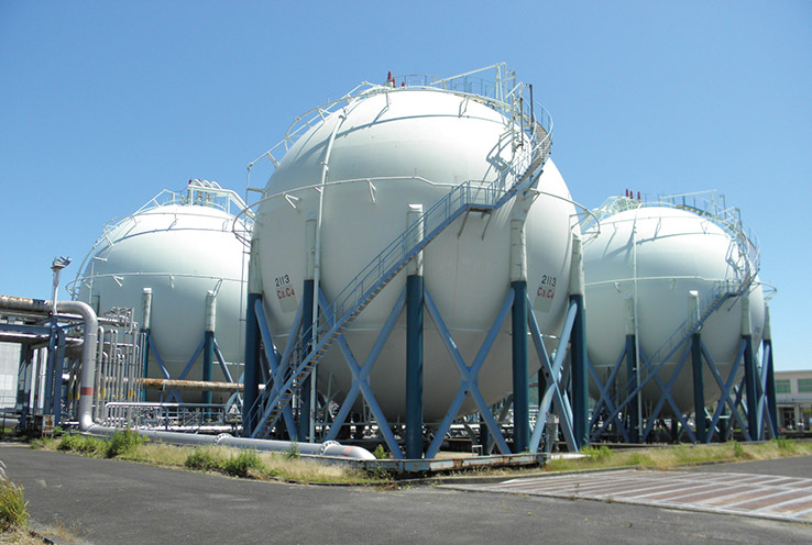 Strengthening the LPG tank support structure (Tokuyama Complex)