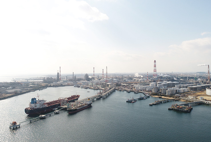 Strengthening of the offshore pier with a view to strengthening reception capacity in the event of a disaster (Showa Yokkaichi Sekiyu Co. Yokkaichi Refinery)