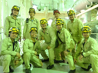 支え合う機関士の仲間たち。